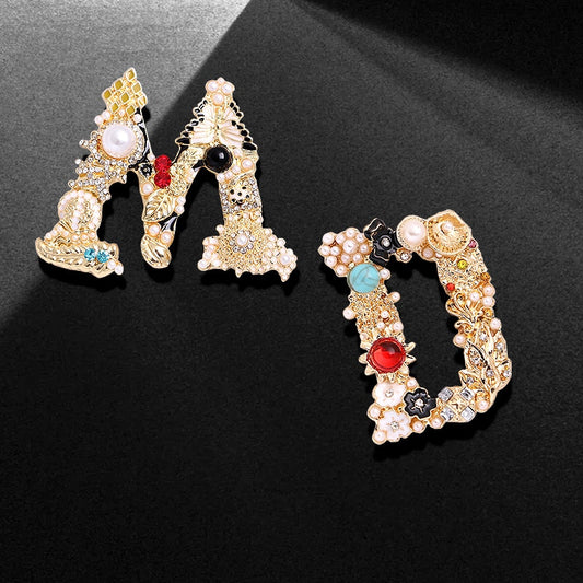 Fashion Unique Design Initial Name Letters Brooch Retro Gem Pearl Crystal Enamel Brooch Pin Women Men's Clothes Decrotion Pins