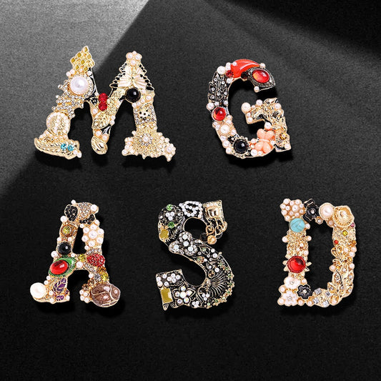 Fashion Unique Design Initial Name Letters Brooch Retro Gem Pearl Crystal Enamel Brooch Pin Women Men's Clothes Decrotion Pins
